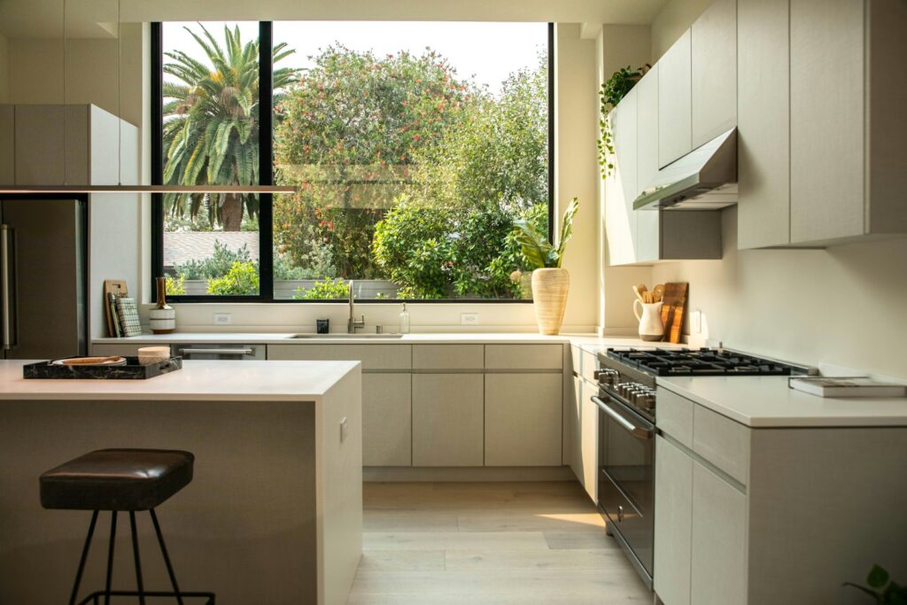 Cocina moderna con isla y ventanal